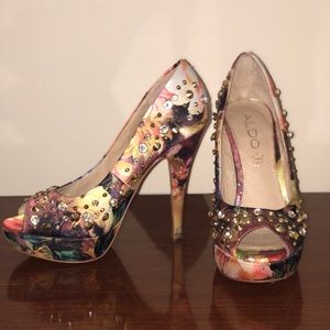 Aldo peep toe multicolored pump with studs.
